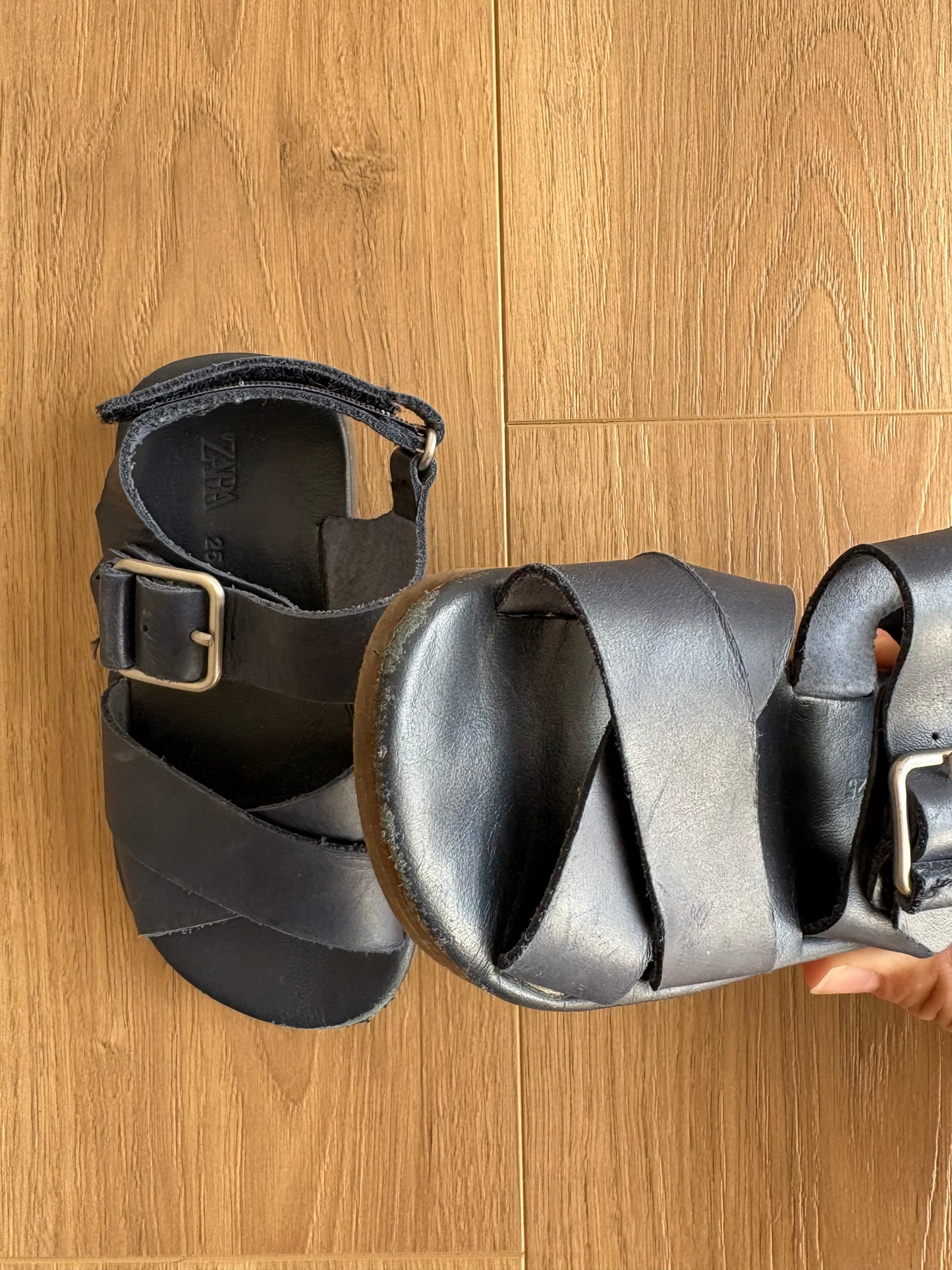 *leger imparfait* Sandale - Zara - 25