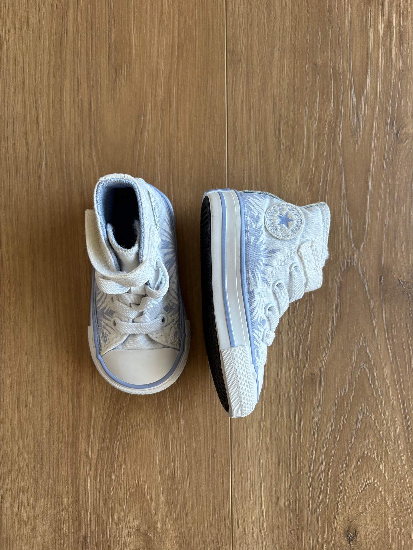 *Neuf avec sa boîte* Soulier - Converse X Frozen - 4US