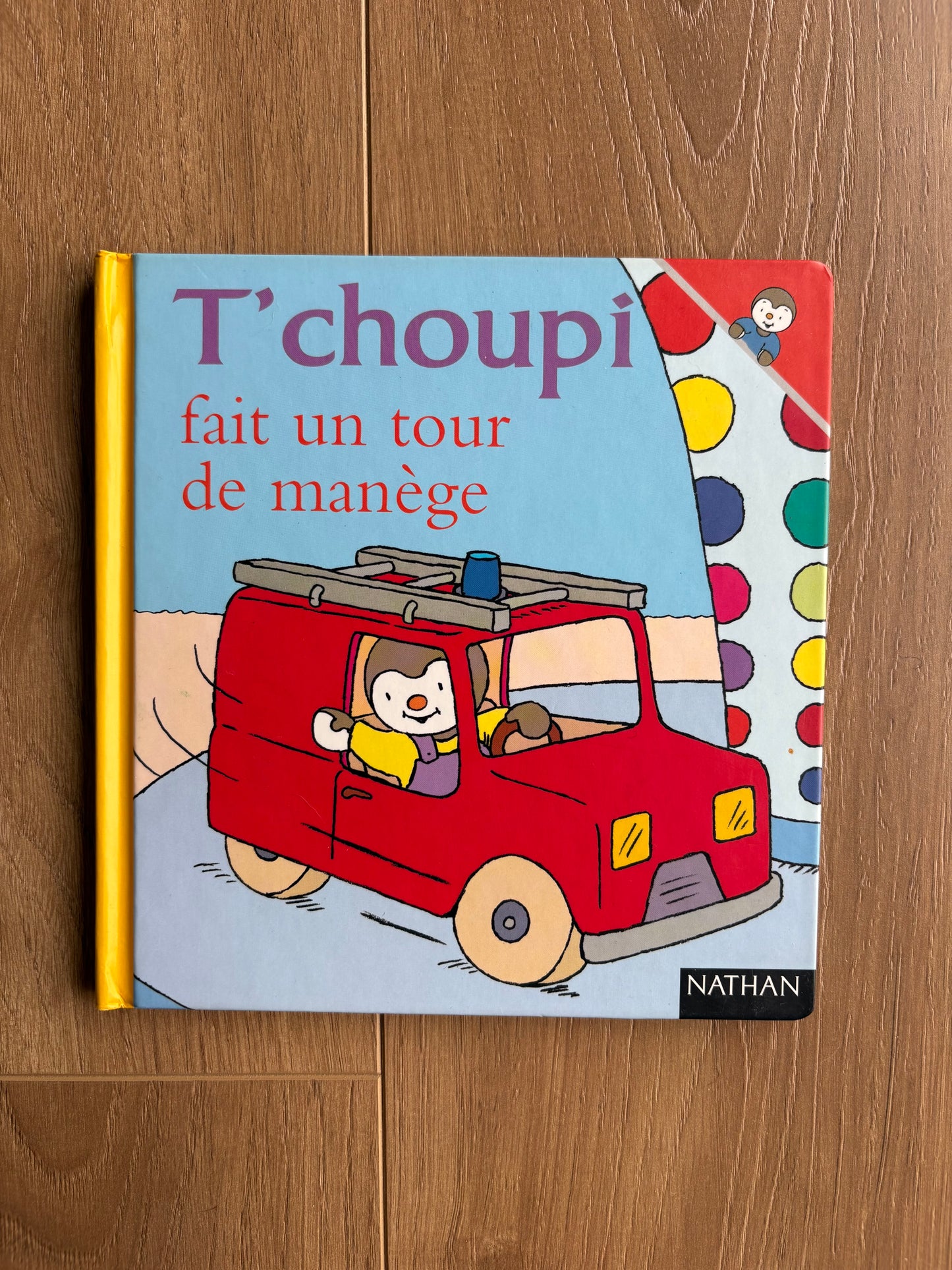 T’choupi fait un tour de manège