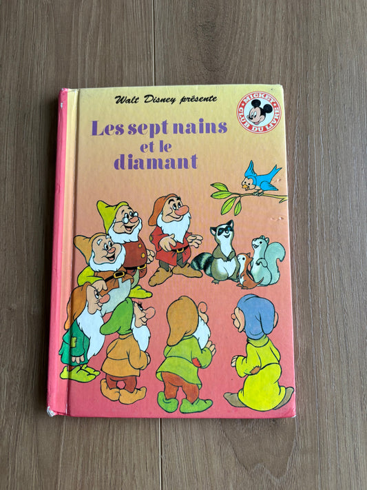 *Petite imperfection* Les septs nains et le diamant